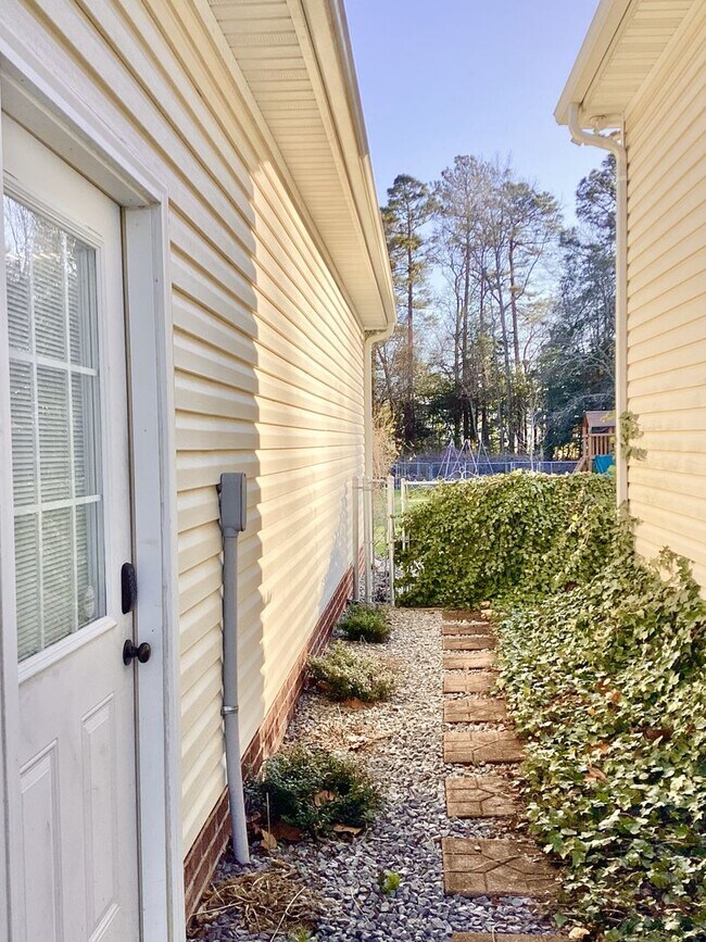 Building Photo - 4 Bed/3 Bath Spacious Home! Extra 2 Car Ga...