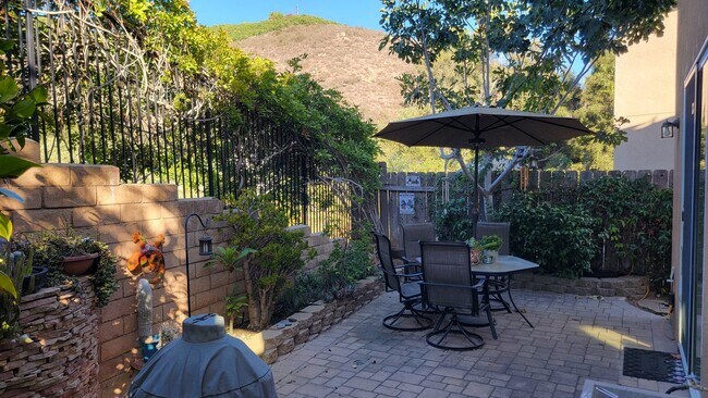 Building Photo - 8990 Courtyard View Dr