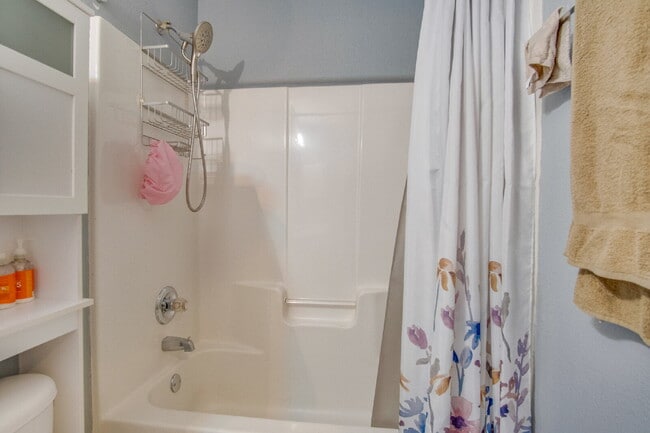 Building Photo - Move-in Special- $250 off the first month's rent.- Spacious 3 Bedroom Home Minutes from Downtown ...