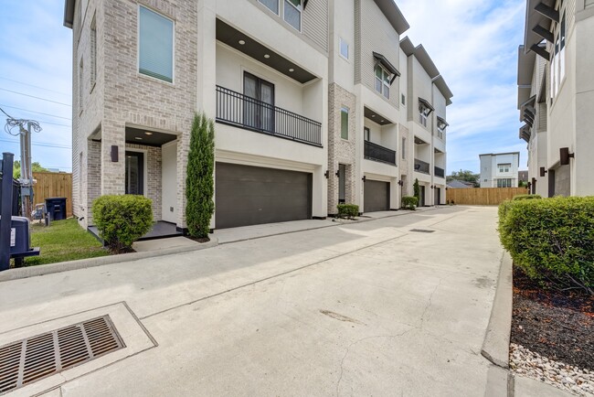 Building Photo - 2510 Tuam St