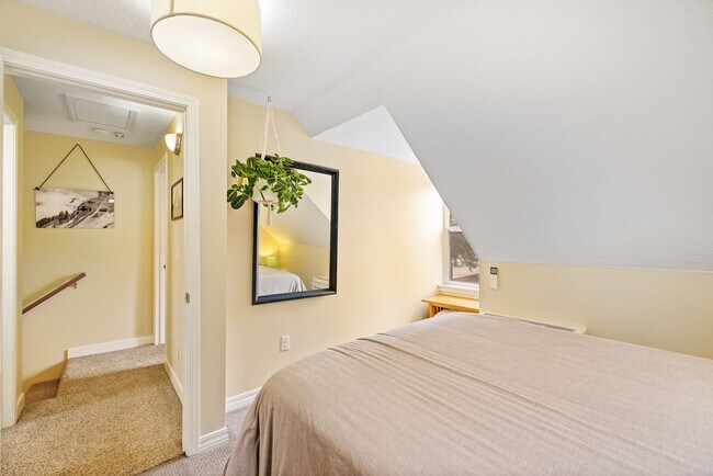 Building Photo - Fully Furnished Northside Bungalow Available for Month of August, 2026