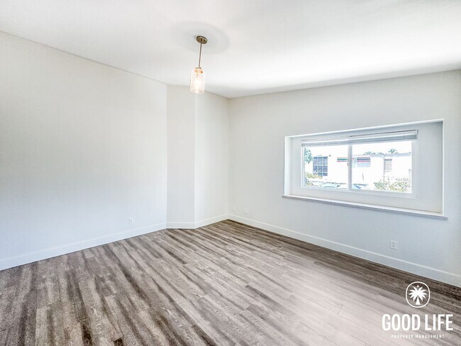 Building Photo - Renovated 3BD/2.5BA Condo in Chula Vista with Fireplace, W/D & Private Balcony