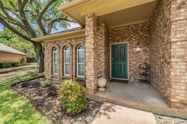 Building Photo - Charming Updated Home on Quiet Cul-de-Sac