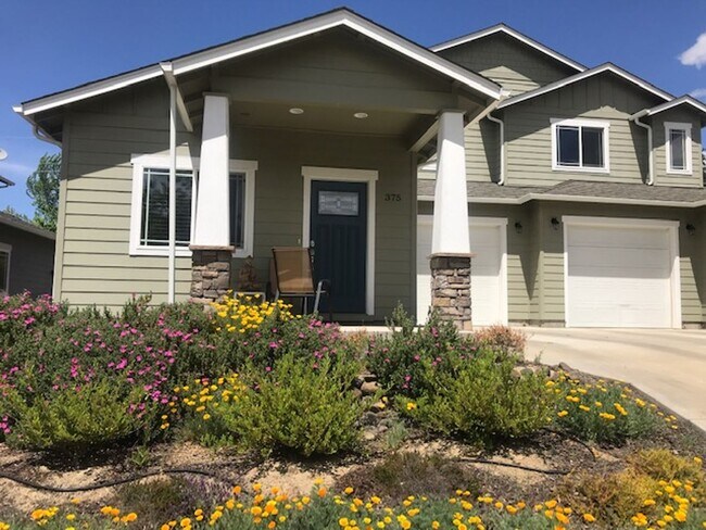Building Photo - Three bed, two bath Ashland home for rent | Available June