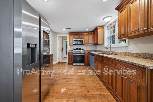 Building Photo - 1065 Lindenwood Ave