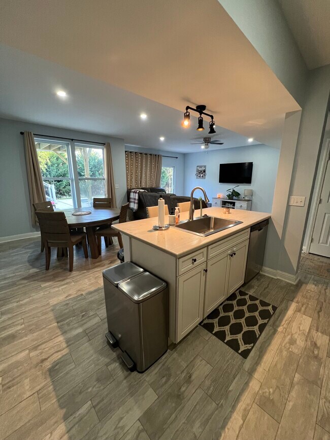 Building Photo - 5009 El Molino Dr