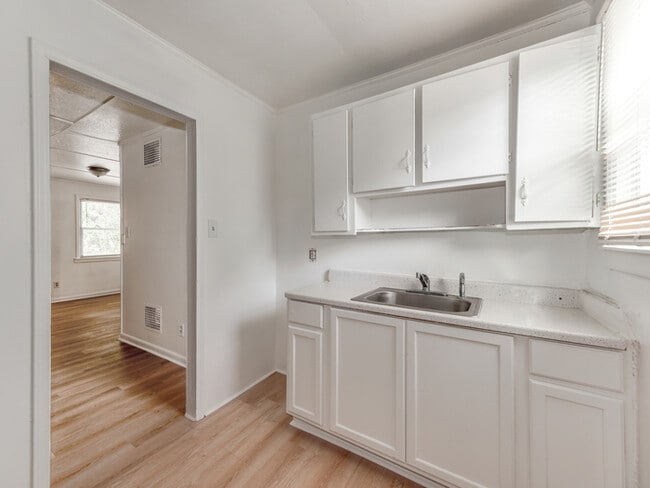Building Photo - Charming Duplex