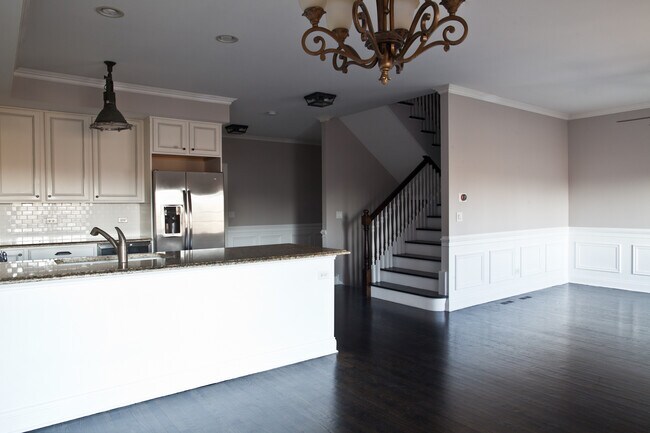 Building Photo - 2213 Maple Hill