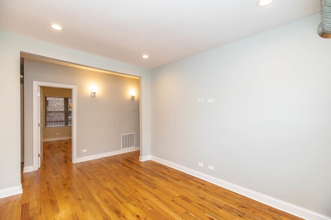 Building Photo - 637 E 49th St