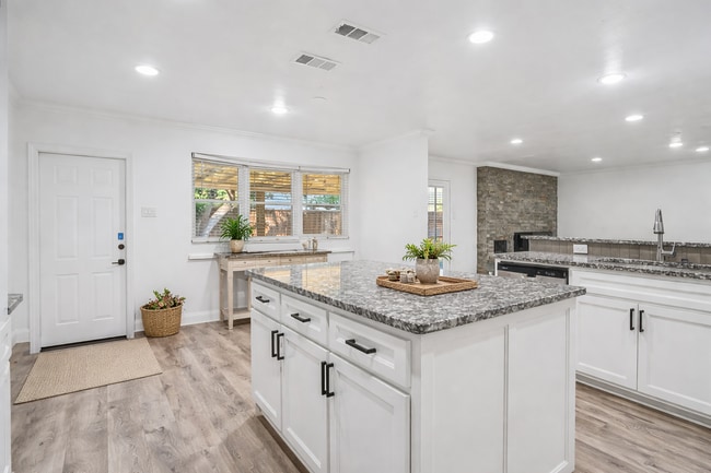 Building Photo - 3855 Crest Cove Cir