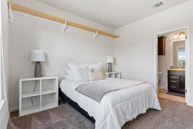 Guest Suite - 388 Lakeshore Vlg E