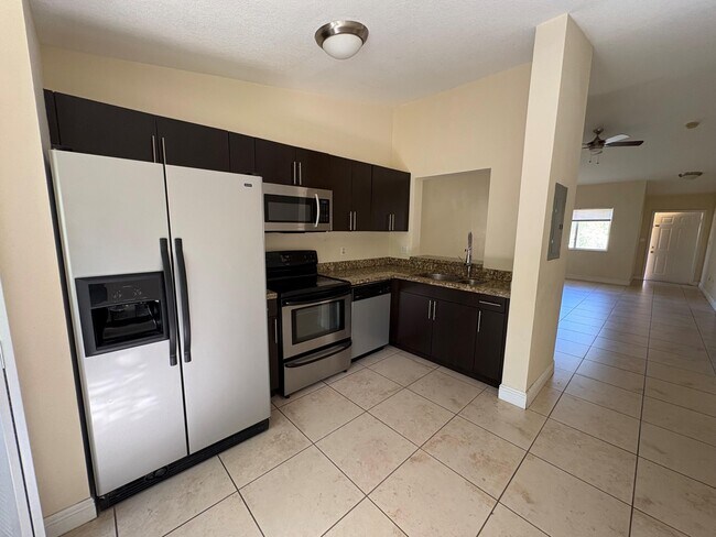 Building Photo - 6235 SW 47th Manor