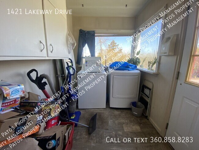 Building Photo - 1421 Lakeway Dr