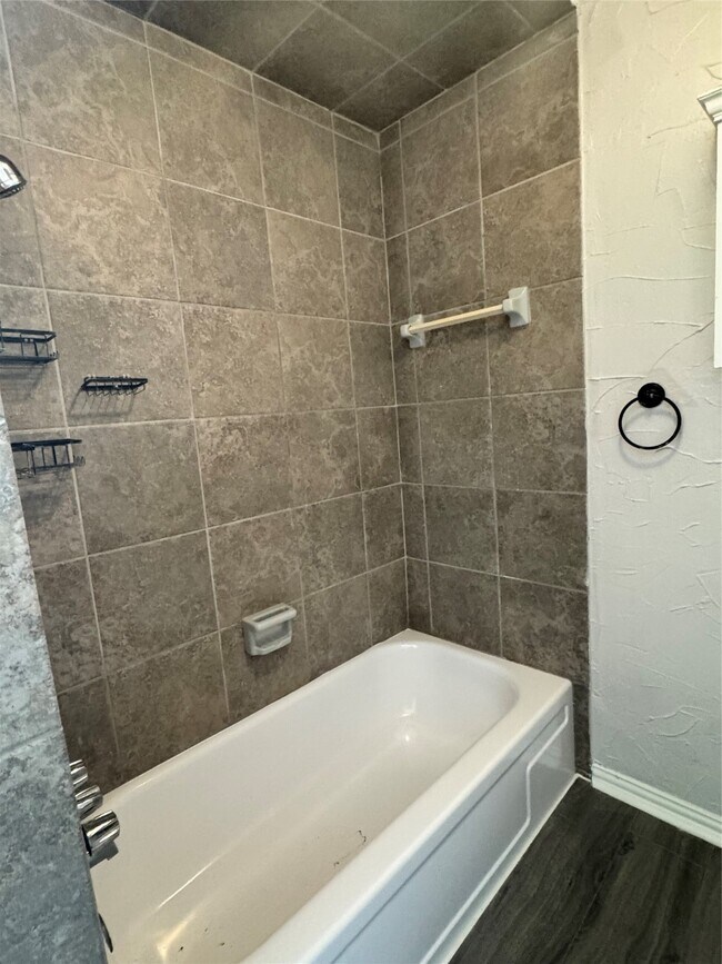 Building Photo - 107 E Willowick Ave