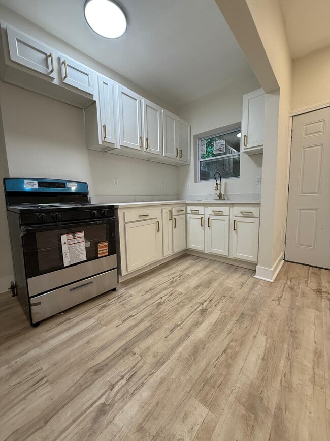 Building Photo - 230 Wick St