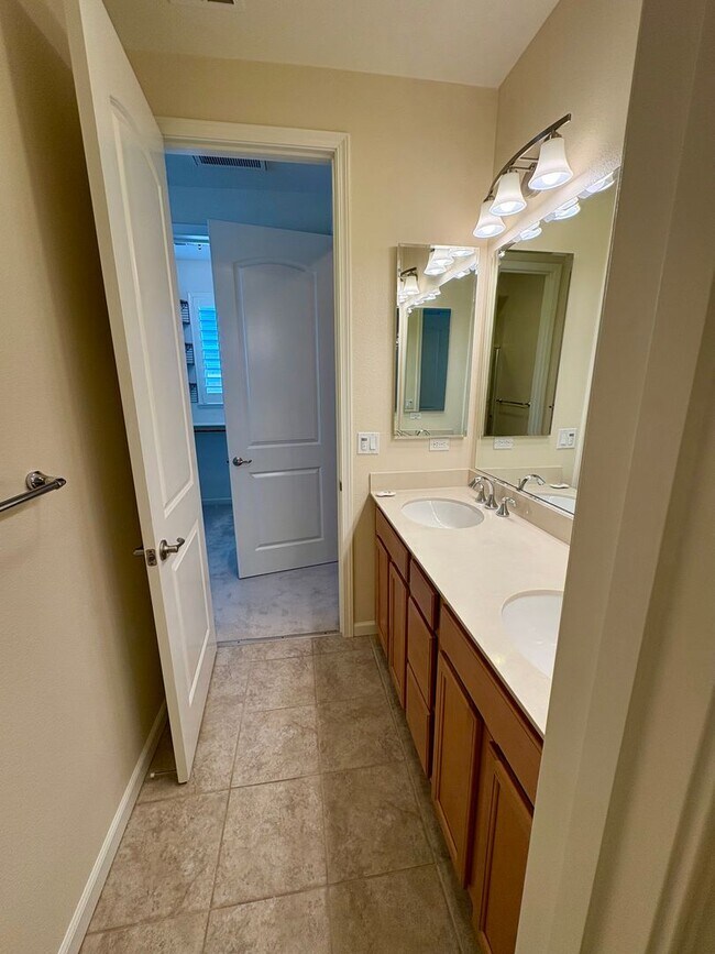Building Photo - Spacious 4-Bedroom Townhouse