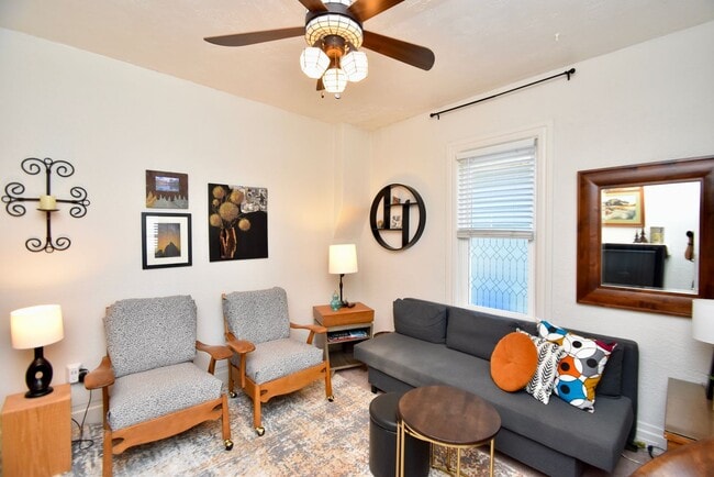 Building Photo - Cute 2 Bed 1 Bath Home in Salt Lake City!