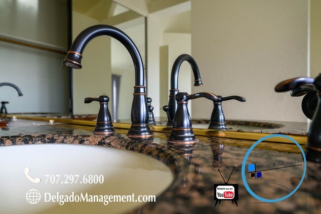 Building Photo - Gorgeous Glen Cove 4 bedroom home.