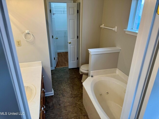 Building Photo - 8289 Clubview Dr