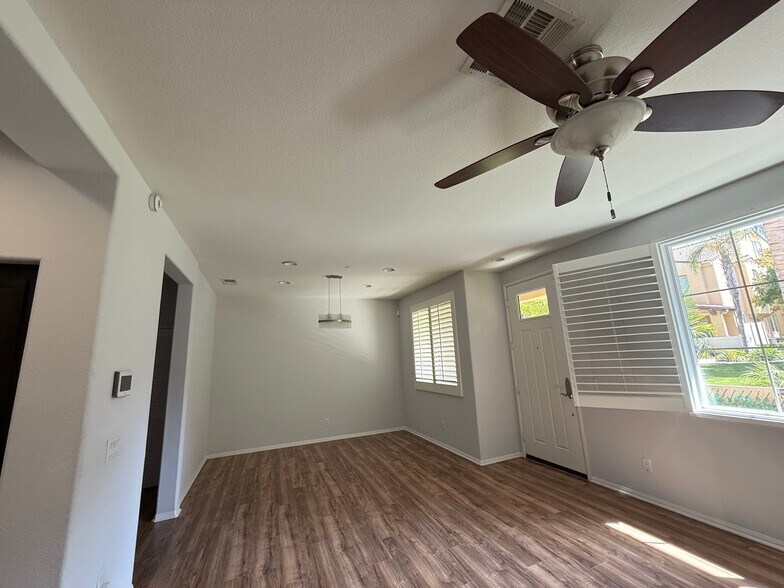 Building Photo - 1460 Mockingbird Ct