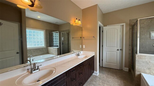 Building Photo - 703 Kingsley Dr