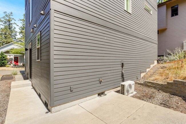 Building Photo - 4 bed, 4 bath Multi-Level Home in Pringle ...