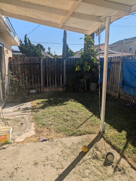 Building Photo - 14008 Los Angeles St