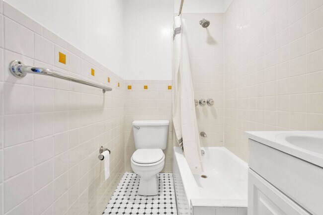 Building Photo - 140 5th Ave