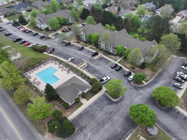 Building Photo - 2 Bedroom 2 Bath Condo on Donahue Dr