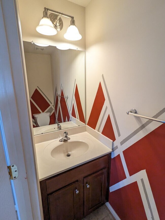 Building Photo - 3 Level End Unit townhouse available mid O...