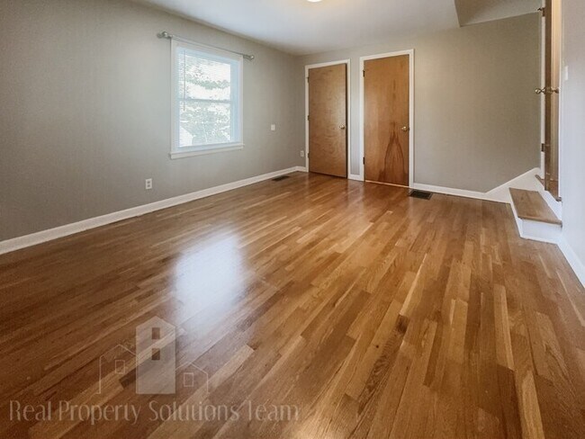 Building Photo - Two Story Home in Upper Arlington with att...