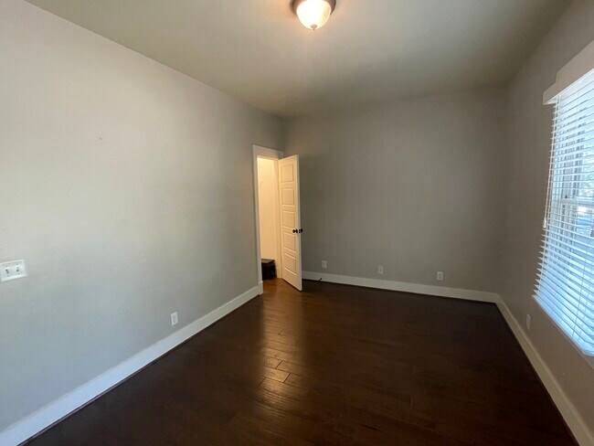 Building Photo - 217 37th Ave N