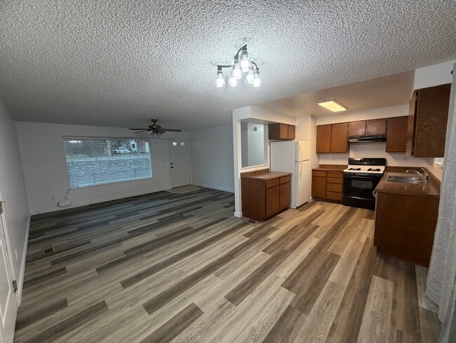 Building Photo - 807 Poplar St