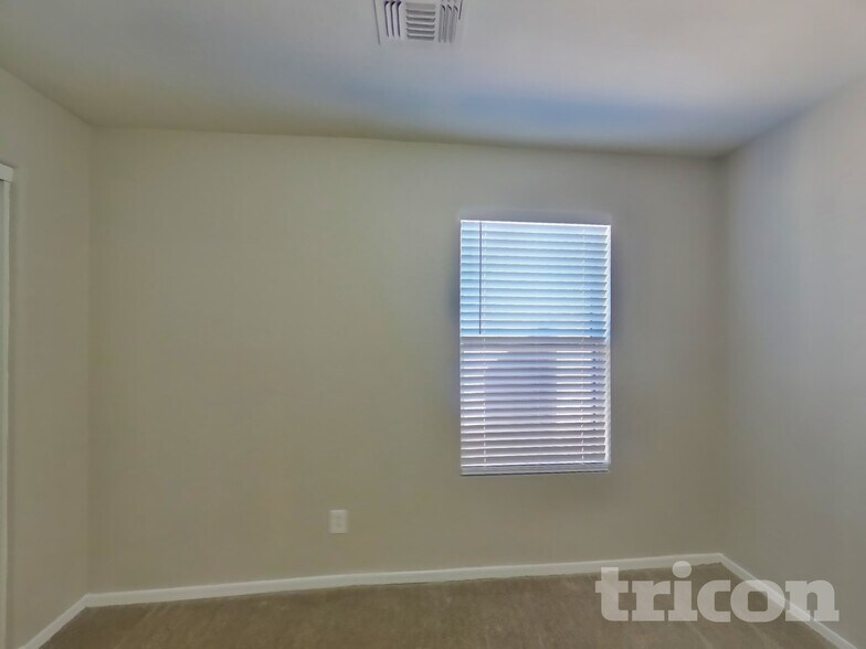 Building Photo - 4005 E La Salle St