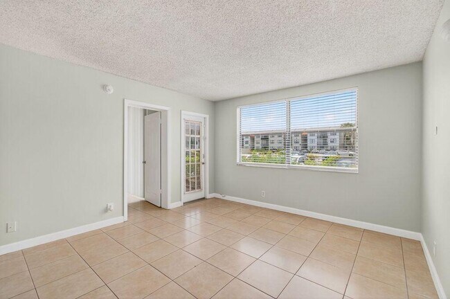Building Photo - 752 Executive Center Dr