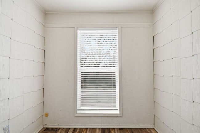 Building Photo - Newly Remodeled Duplex in Grove | Immediate Move In