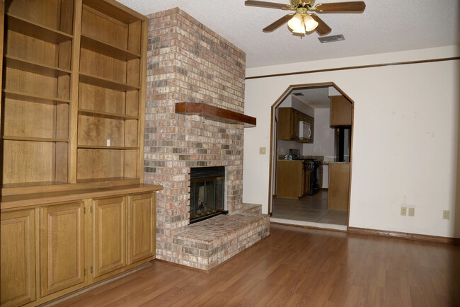 Building Photo - 1129 Troon Dr E