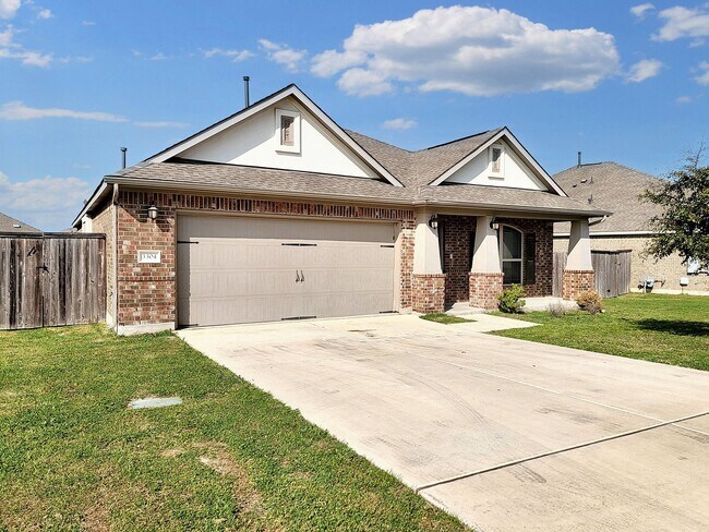 Building Photo - Beautiful One Level 3 BR / 2 BA Home for R...