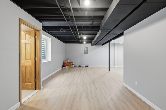 Building Photo - 15185 Hanover Ave