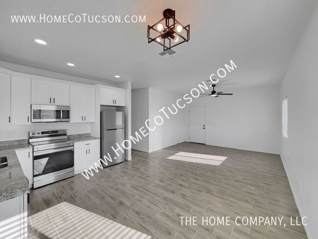 Building Photo - 1603 S Van Buren Ave