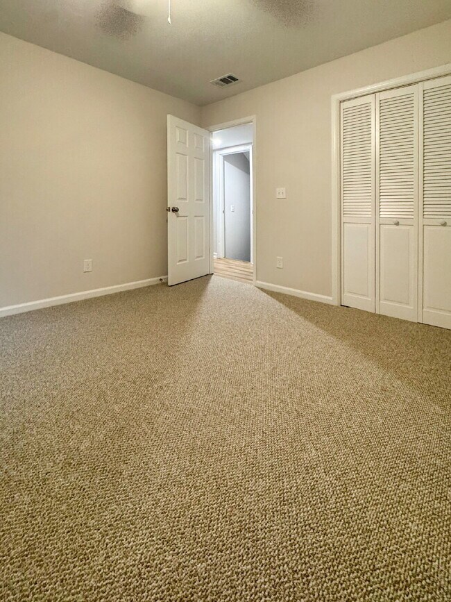 Building Photo - Completely Renovated Duplex with Garage Available For Rent