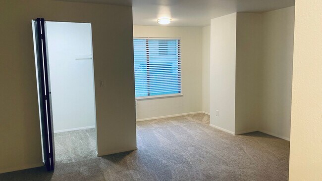 Building Photo - Cute and Quaint Updated Federal Way Condo