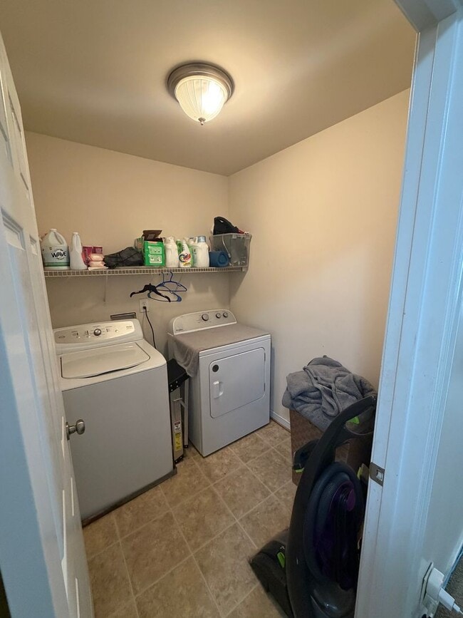 Building Photo - 3 Bdrm/2.5 Bth Home Located Close to I-95