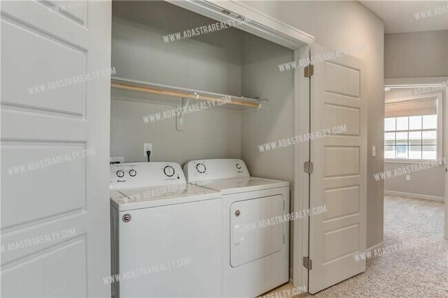 Building Photo - Like New Blue Valley Townhome-Available NOW!!