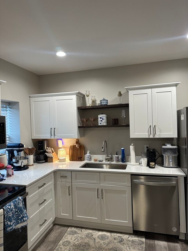 Building Photo - Newly Renovated 1-Bedroom Apartment on Elm...