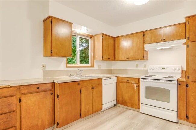 Building Photo - Charming 3 bedroom 3 bathroom house in Tigard!