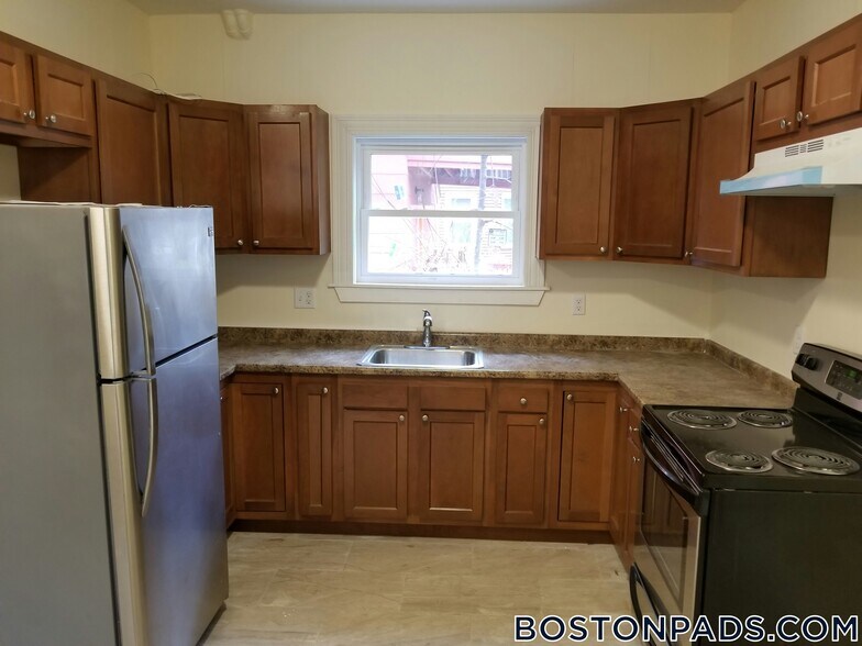 Primary Photo - 81 Ruthven St