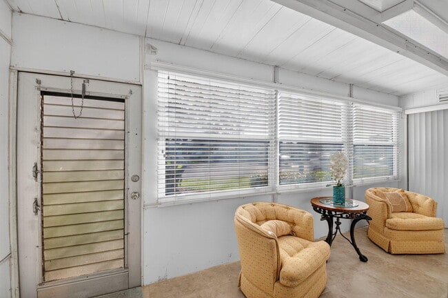 Building Photo - 1 Valencia A