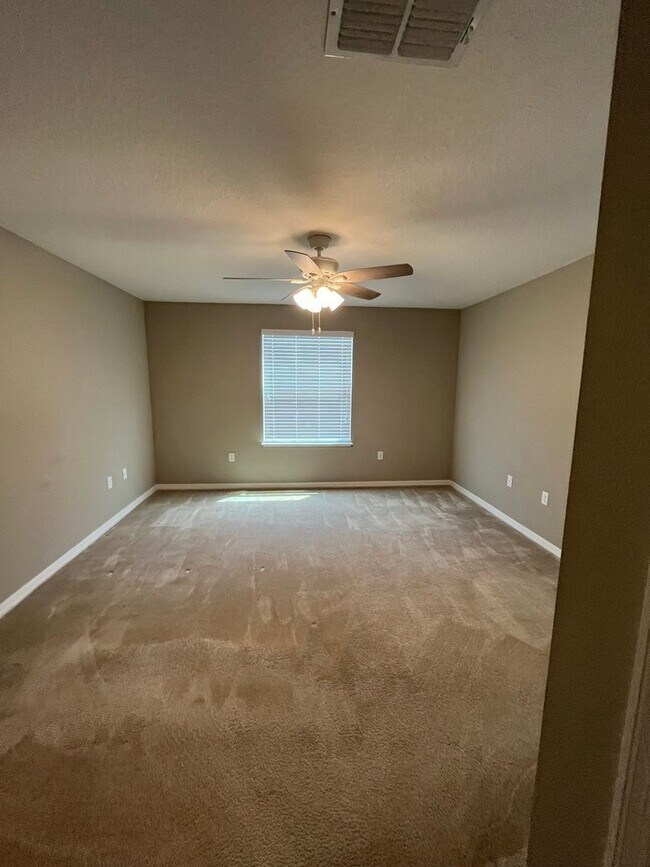 Building Photo - 189 Primrose Dr