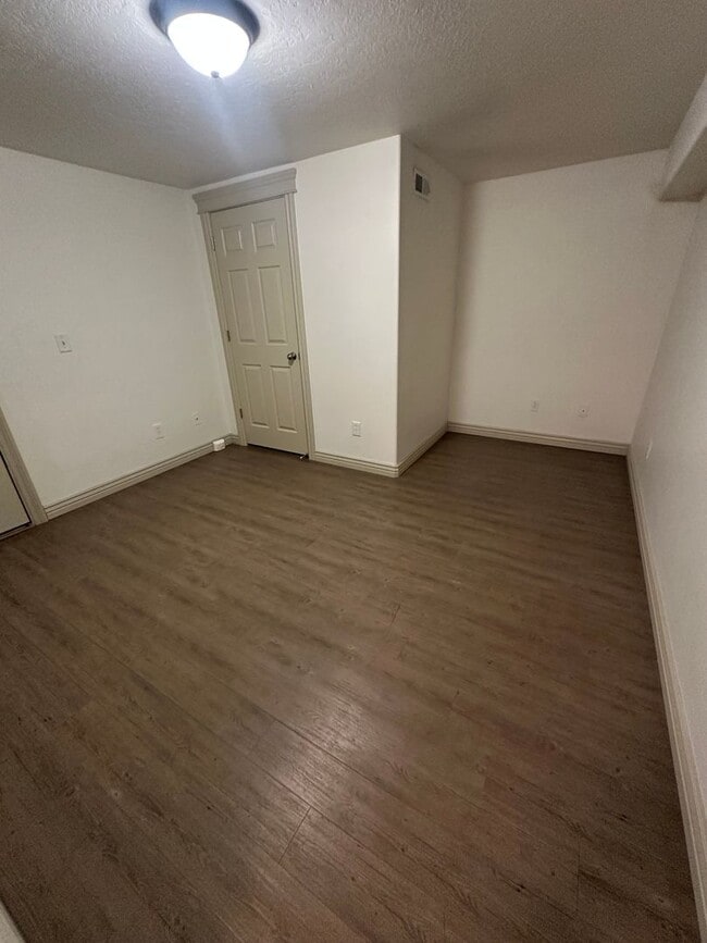 Building Photo - GET $1000 OFF THE FIRST MONTHS RENT!!!